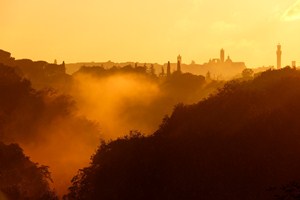 Siena v oparu při západu slunce