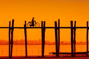 Přejezd přes Bein Bridge v Mandalay 